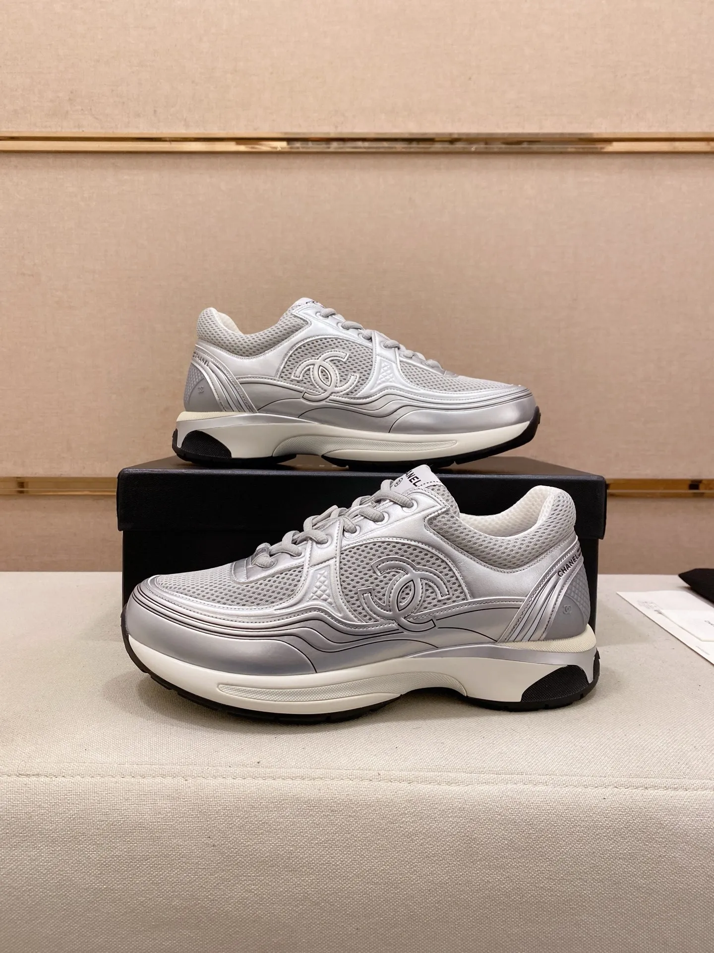 Factory price: 620💰 Chanel Chanel - 2026 counter top casual sports shoes This classic design; the upper is electro-embroidered with a variety of techniques; the outsole is fashionable and sporty; the extraordinary inclusion of a variety of color matching elements... The diversified mix and match is very beautiful and versatile, casual, fashionable, sports and outdoor can be taken into account... ꫛꫀꪝ Go➫ Material: ❶Upper is made of: Original imported high-mercerized smooth cow suede + special anti-mesh fabric ❷Inner use: original imported breathable mesh ❸Outsole based on: original TPU combination outsole Full set of boutique packaging for women 35–41 men 38-45